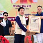 नरेंद्र सिंह नेगी के गीतों का अंग्रेजी अनुवाद जारी, ताई तुगुंग को मिला संस्कृति सम्मान