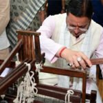 राष्ट्रीय हथकरघा दिवस पर सीएम धामी ने बुनकरों और शिल्पकारों को किया सम्मानित