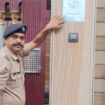 वारंट के बाद भी फरार था आरोपी, पुलिस ने घर पर कराई उद्घोषणा