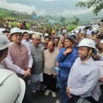 बेहद खराब मौसम के बीच पीपलकोटी पहुंचे मुख्यमंत्री धामी
